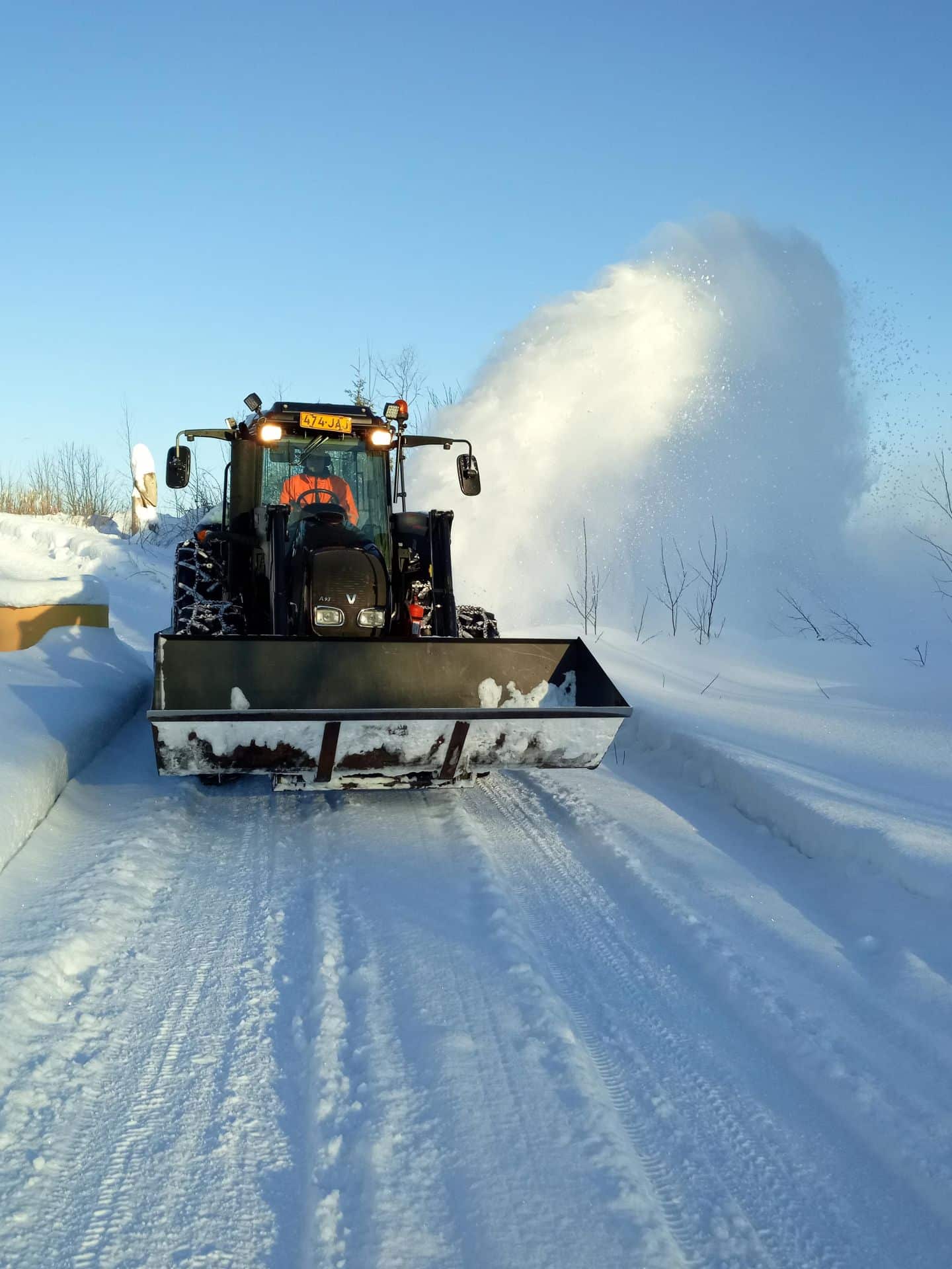 pakkaslumi lentää näyttävästi lingon syöveristä
